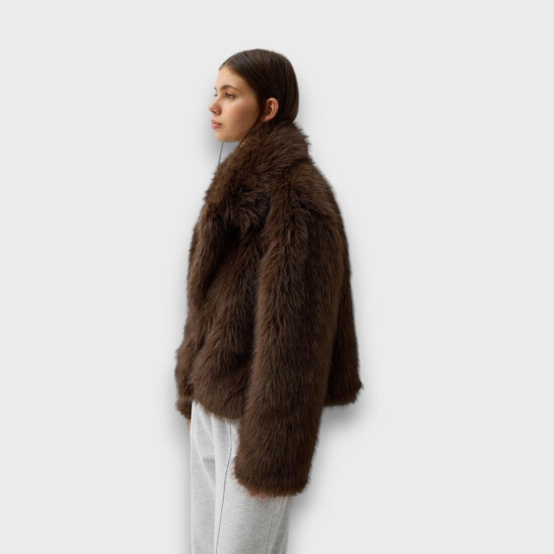 Illia – Short Faux Fur Coat with Oversized Collar
