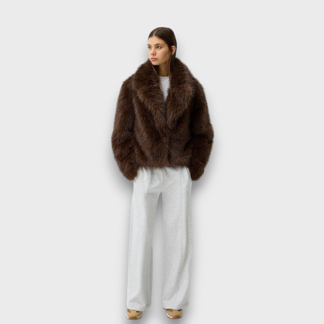 Illia – Short Faux Fur Coat with Oversized Collar