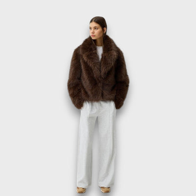 Illia – Short Faux Fur Coat with Oversized Collar