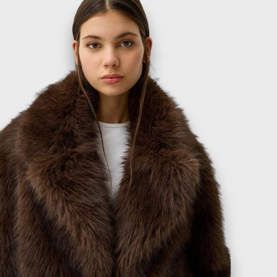Illia – Short Faux Fur Coat with Oversized Collar