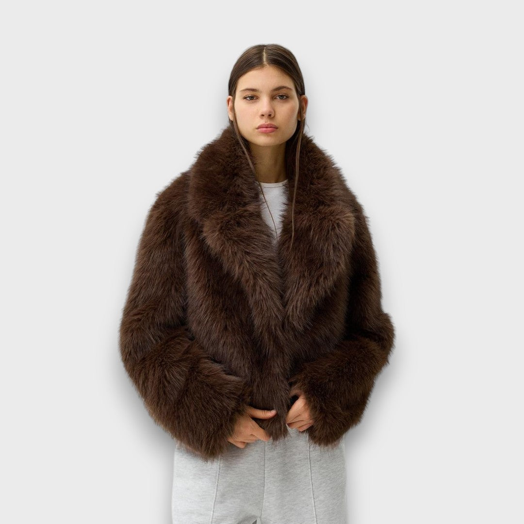 Illia – Short Faux Fur Coat with Oversized Collar